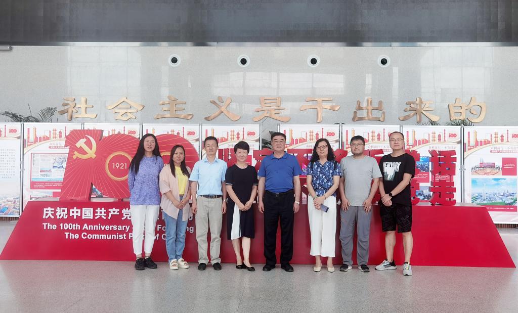 校长慰问暑期企业实践锻炼的教师.jpg